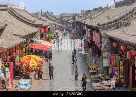 Editorial: PINGYAO, Shanxi, China, April 10, 2019 - Zoomen in der Ostseite der County Government St. von Fengshui Turm in der Altstadt von Pingyao Stockfoto