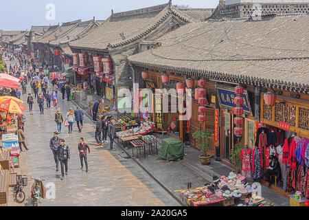 Editorial: PINGYAO, Shanxi, China, April 10, 2019 - Auf der rechten Seite des County Government St. in östlicher Richtung von Fengshui Turm in t Stockfoto