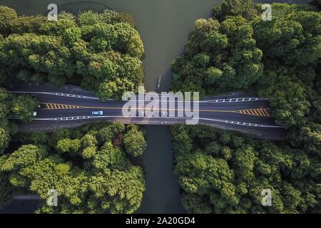 (190930)-BEIJING, Sept. 30, 2019 (Xinhua) - Luftaufnahme genommen am 24. Mai 2019 zeigt Fahrzeuge auf dem Yanggongdi Causeway in den West Lake Scenic Area in Hangzhou, der Hauptstadt der Provinz Zhejiang. (Xinhua / Huang Zongzhi) Stockfoto