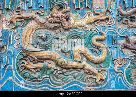 Gelbe Drache auf den neun Drachen Wand in der Altstadt von Pingyao Stockfoto