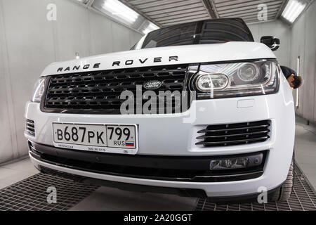 Nowosibirsk, Russland - 08.01.2018: Weiß und Schwarz Land Rover Range Rover Autobiografie Vorderansicht in Auto service Garage warten auf Waschen und Detailin Stockfoto