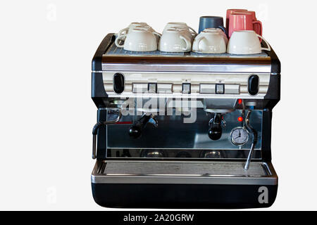 Elektrische Kaffeemaschine mit Tassen auf die Oberseite in eine Bar oder ein Café für köstliche Getränke auf weißem Hintergrund isoliert. Stockfoto