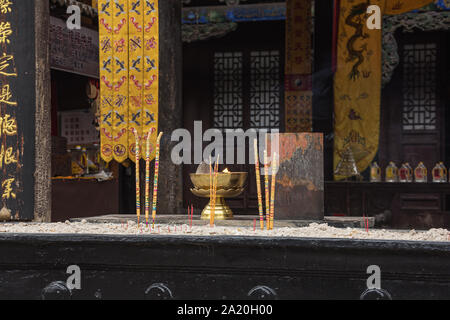 Räucherstäbchen in der Stadt Gottes Tempel in der Altstadt von Pingyao Stockfoto