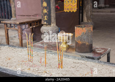 Nahaufnahme von Räucherstäbchen in die Stadt Gottes Tempel in der Altstadt von Pingyao Stockfoto