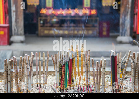 Nahaufnahme des Rauchens Räucherstäbchen in der Stadt Gottes Tempel in der Altstadt von Pingyao Stockfoto