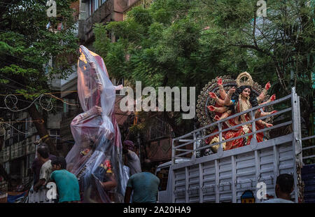 Kolkata. 29 Sep, 2019. Personen Transport das Idol der Göttin Durga für die kommende Durga Puja Festival in Kolkata, Indien an Sept. 29, 2019. Durga Puja ist einer der größten Hindu Festivals zu verehren Göttin Durga, die Kraft und den Sieg des Guten über das Böse in der hinduistischen Mythologie symbolisiert. Credit: tumpa Mondal/Xinhua/Alamy leben Nachrichten Stockfoto