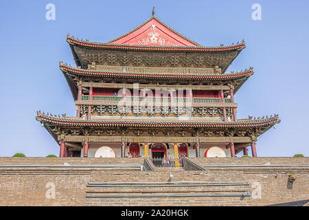 Editorial: XI'AN, Shaanxi, China, April 11, 2019 - Vorderansicht des Drum Tower in Xi'an, vom Eingang gesehen Stockfoto