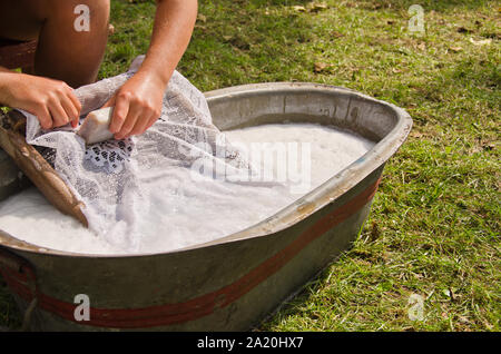 Eine altmodische Waschen trougth ein Jahrgang kind Stuhl, und hölzerne Schiffe Wasser zu bringen Stockfoto