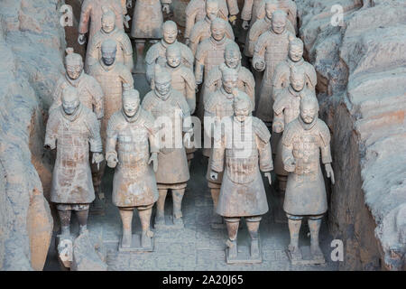 Nahaufnahme der Zeilen von Terracotta Krieger in Halle 1 in Xi'an Stockfoto