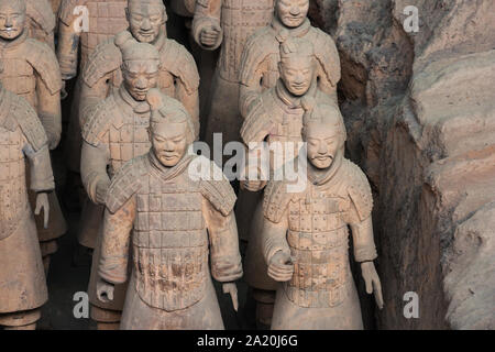 Nahaufnahme von vier Terracotta Krieger in Halle 1 in Xi'an Stockfoto