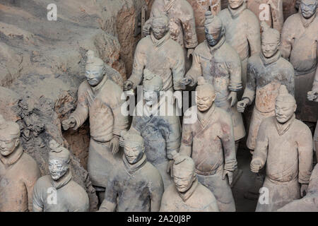 Nahaufnahme von zwei Reihen von Terracotta Krieger in Halle 1 in Xi'an Stockfoto