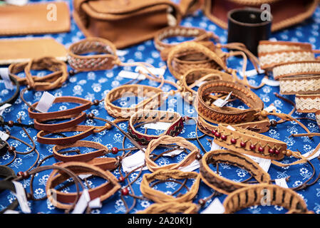 Leder handgefertigte souvenir Armbänder auf dem Markt Stockfoto