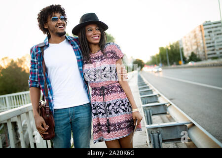 Paar Touristen ein Spaziergang an einem sonnigen Tag in einer Stadt Straße Bürgersteig Stockfoto