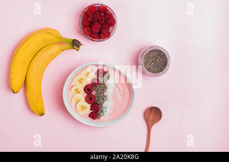 Smoothie Schüssel mit Bananen und raspberies auf rosa Hintergrund Stockfoto