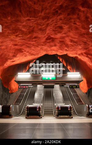 Stockholm, Schweden, 7. Juni 2019: Solna Centrum berühmten Metro Station. U-Bahn Station Tunnelbana Solna Centrum mit Escalator Stockfoto