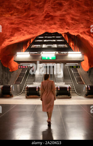 Stockholm, Schweden, 7. Juni 2019: Solna Centrum berühmten Metro Station. U-Bahn Station Tunnelbana Solna Centrum mit Escalator Stockfoto