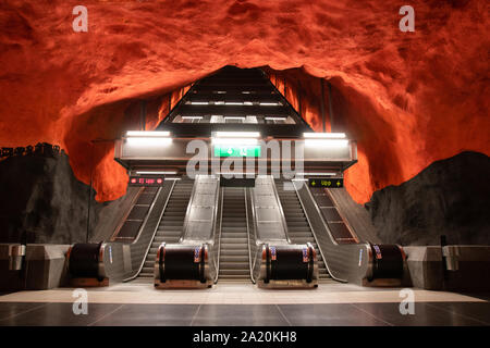 Stockholm, Schweden, 7. Juni 2019: Solna Centrum berühmten Metro Station. U-Bahn Station Tunnelbana Solna Centrum mit Escalator Stockfoto