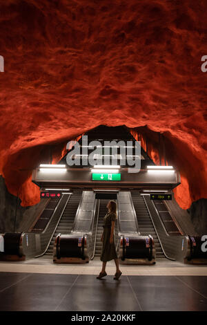 Stockholm, Schweden, 7. Juni 2019: Stockholm metro oder Station Tunnelbana Solna Centrum mit einzigartigem Design. Innenraum moderne U-Bahn Stockfoto