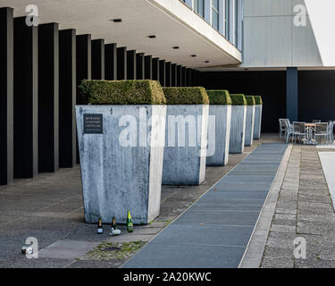 Die Deutsche Oper Berlin in der modernen Gebäude von Architekt Fritz Bornemann. formgehölze Büsche in den Pflanzer und Tische im Freien an Cafe konzipiert Stockfoto