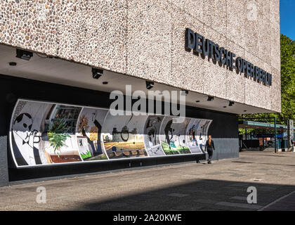 Foto Zeichnungen des Künstlers Christoph Niemann außerhalb der Deutschen Oper, dem Opernhaus in Charlottenburg-Berlin. Stockfoto