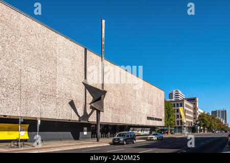 20 m Chrom-Nickel-Stahl Skulptur des Bildhauers Hans Uhlmann (1961) außerhalb der Deutschen Oper in Charlottenburg-Berlin Abstrakt, Deutschland Stockfoto