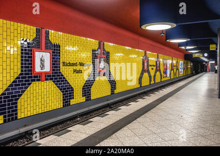 Richard-Wagner-Platz U-Bahn U-Bahnhof der Linie U7 der BVG s-Netzwerk in Charlottenburg, Berlin Stockfoto