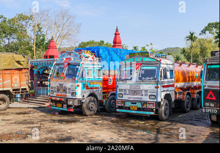 Typischen bunten Güterkraftverkehr indische Tata Lastkraftwagen auf der Straße in der Nähe der Kaziranga, Golaghat Bezirk, Bochagaon, Assam, Indien geparkt Stockfoto