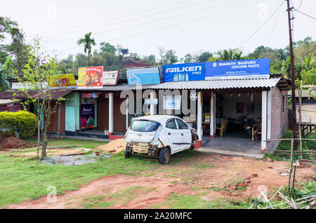 Am Straßenrand abgestürzt Hyundai Eon Auto in einer Garage in Reparatur, Kamarkuchi, einem Dorf im Bezirk Kamrup, Western Assam, Nordosten von Indien Stockfoto