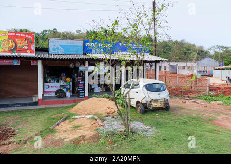 Am Straßenrand abgestürzt Hyundai Eon Auto in einer Garage in Reparatur, Kamarkuchi, einem Dorf im Bezirk Kamrup, Western Assam, Nordosten von Indien Stockfoto