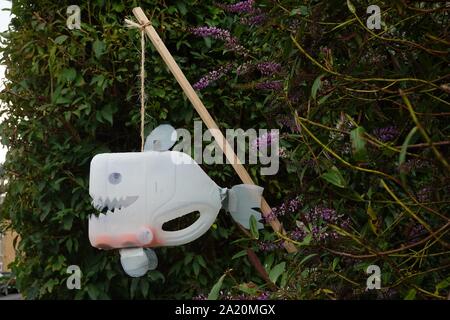 Eine Laterne während der jährlichen neuen Mühlen Laternenumzug verwendet zwei Tage zuvor hängt von einer Hecke im Vorgarten. Stockfoto