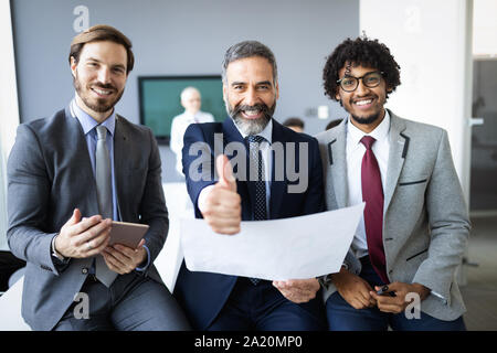 Glücklich lächelnde multi-ethnische Business Team im Büro Stockfoto