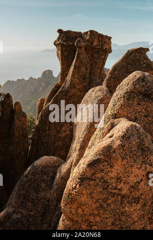 Der rote Granit geformten Felsen Landschaft des UNESCO-Weltkulturerbes Felsbuchten von Piana/Calanques de Piana/Golf von Porto Korsika Stockfoto