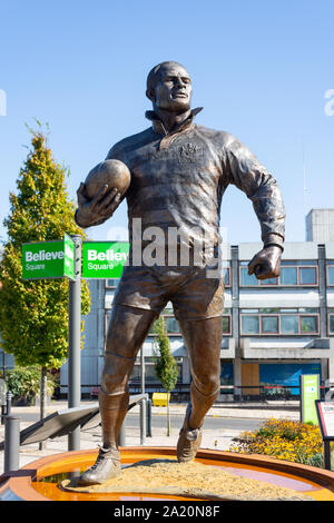 Billy Boston Statue (Rugby League Fußballer), Glauben Square, dem Wiend, Wigan, Greater Manchester, England, Vereinigtes Königreich Stockfoto