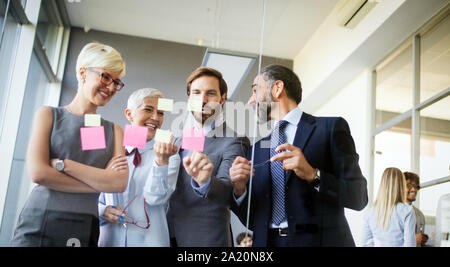 Portrait von glücklich. Konzept der Finanz-, Versicherungs- und Marketing Business Stockfoto