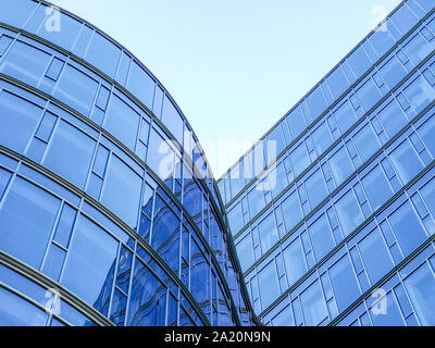 Gebogene Fenster eines kommerziellen Bürogebäude Stockfoto