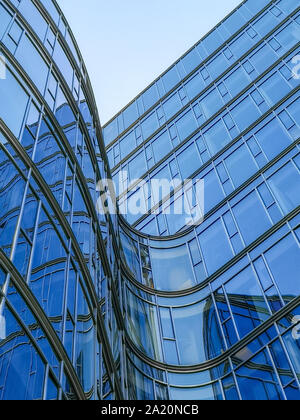 Gebogene Fenster eines kommerziellen Bürogebäude Stockfoto