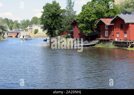 Fluss Porvoonjoki Porvoo (in Finnisch) und alte hölzerne rote Häuser am Flussufer. Stockfoto
