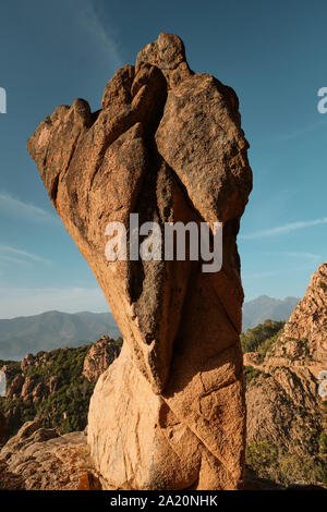 Der rote Granit geformten Felsen entlang des UNESCO-Weltkulturerbe auf den Golf von Porto und Felsbuchten von Piana/Calanques de Piana Korsika. Stockfoto