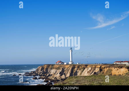 Leuchtturm auf dem steinigen und steilen Pazifikküste an einem sonnigen Tag. Stockfoto