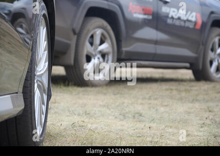 KHARKOV, UKRAINE - 31. AUGUST 2019: Toyota Corolla Lenkrad mit Bridgestone turanza Reifen und Alufelgen. Die Toyota Motor Corporation ist Japanisch multi Stockfoto