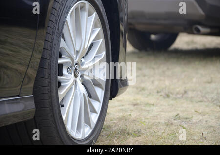 KHARKOV, UKRAINE - 31. AUGUST 2019: Toyota Corolla Lenkrad mit Bridgestone turanza Reifen und Alufelgen. Die Toyota Motor Corporation ist Japanisch multi Stockfoto