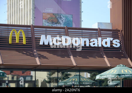 KHARKOV, UKRAINE - 24. AUGUST 2019: McDonald's Restaurant in Poltavsky Shlyakh 58. McDonald's ist eine US-amerikanische Hamburger und Fast Food Restaurant kette Stockfoto