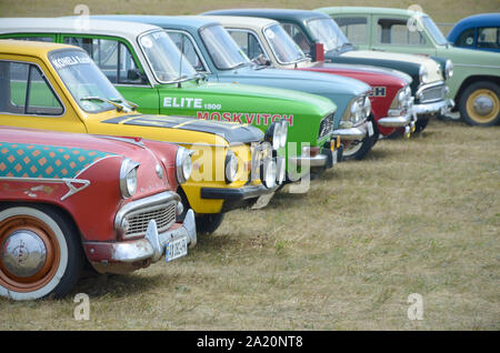 KHARKOV, UKRAINE - 31. AUGUST 2019: Reihe von renoviert Moskvich und GAZ Wolga Autos. Retro Autos aus der UDSSR Zeiten Stockfoto