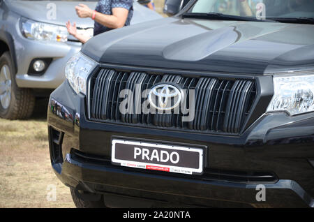 KHARKOV, UKRAINE - 31. AUGUST 2019: Toyota Prado logo hautnah. Die Toyota Motor Corporation ist Japanische multinationale Automobilhersteller Hauptsitz Stockfoto