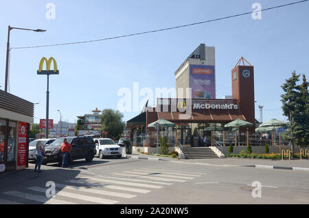 KHARKOV, UKRAINE - 24. AUGUST 2019: McDonald's Restaurant in Poltavsky Shlyakh 58. McDonald's ist eine US-amerikanische Hamburger und Fast Food Restaurant kette Stockfoto