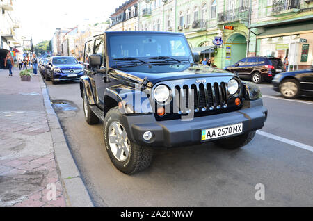 Kiew, Ukraine - 19. SEPTEMBER 2017: Jeep Wrangler Sahara Schwarz Jeep. Marke der amerikanischen Automobilen, ist eine Abteilung des FCA US LLC, 100 subs besessen Stockfoto