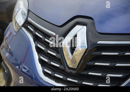 KHARKOV, UKRAINE - 31. AUGUST 2019: Renault Logo hautnah. Renault ist eine französische multinationale Automobilhersteller 1899 gegründet Stockfoto