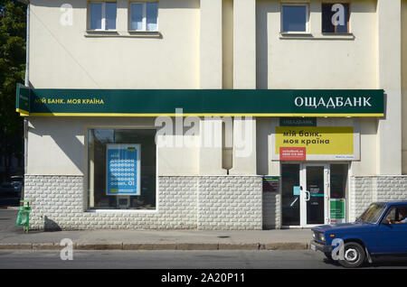 KHARKOV, UKRAINE - August 24, 2019: Fassade der regionalen Abteilung der Oschadbank, ein State Savings Bank in der Ukraine Poltavsky Shlyakh 28 19. Stockfoto