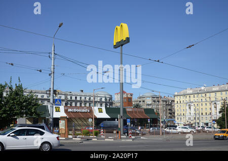 KHARKOV, UKRAINE - 24. AUGUST 2019: McDonald's Restaurant in Poltavsky Shlyakh 58. McDonald's ist eine US-amerikanische Hamburger und Fast Food Restaurant kette Stockfoto
