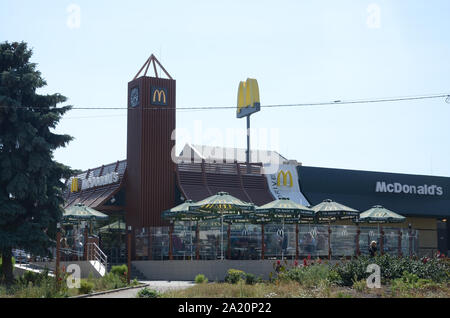 KHARKOV, UKRAINE - 24. AUGUST 2019: McDonald's Restaurant in Poltavsky Shlyakh 58. McDonald's ist eine US-amerikanische Hamburger und Fast Food Restaurant kette Stockfoto